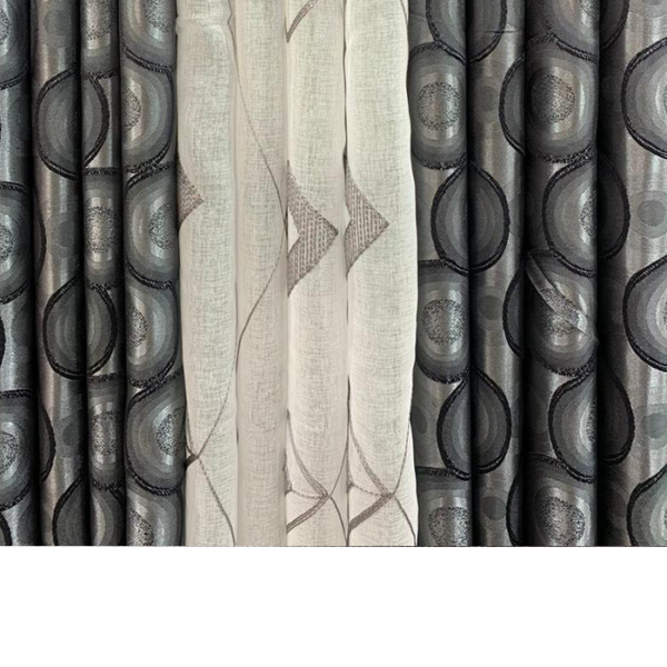 Rideau gris avec motifs géométriques