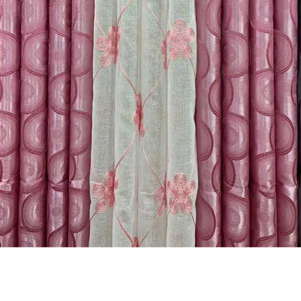 Rideau rose avec motifs floraux